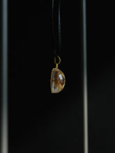 Load image into Gallery viewer, Himalayan Daisy Pendant -4