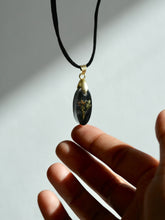 Load image into Gallery viewer, Grass Flower Pendant