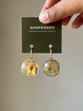 Load image into Gallery viewer, Black Nightshade Flower Earrings -2