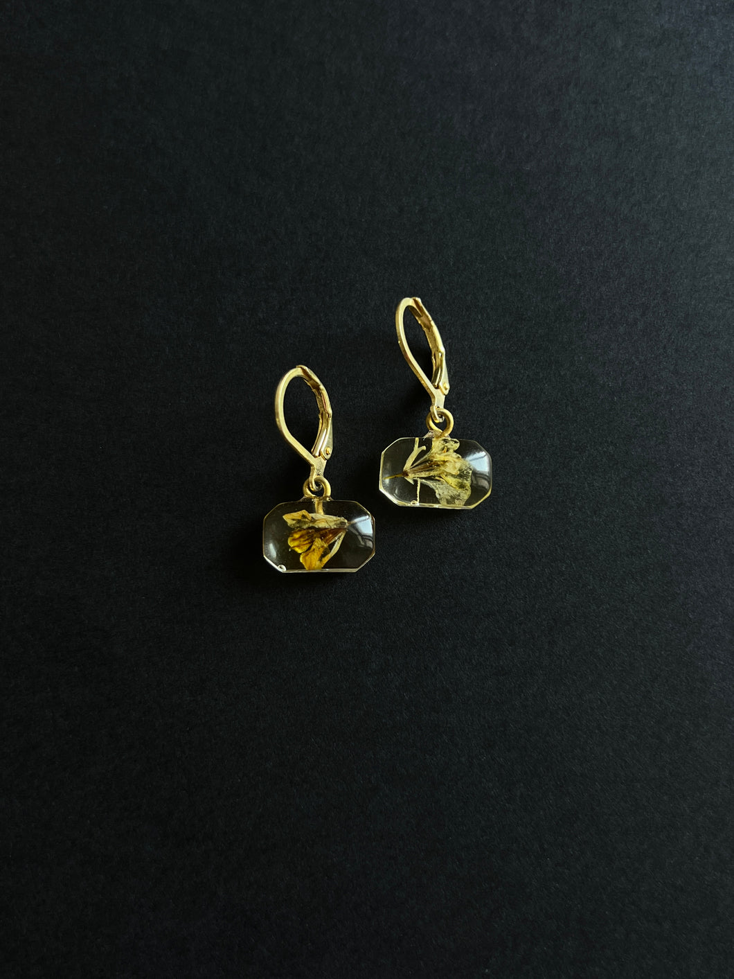 Sarso / Mustard Flower Huggie Earrings (Clear) -1