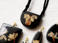 Load image into Gallery viewer, [RARE] Harlequin Glorybower Flower Pendant -1
