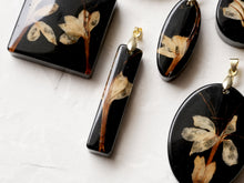 Load image into Gallery viewer, [RARE] Harlequin Glorybower Flower Pendant -5

