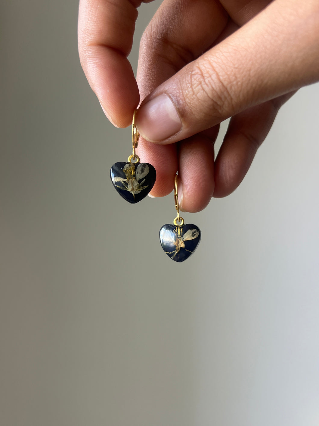 Sarso / Mustard Flower Huggie Earrings (Black) -3