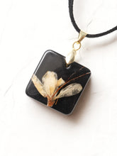 Load image into Gallery viewer, [RARE] Harlequin Glorybower Flower Pendant -4
