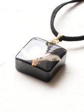 Load image into Gallery viewer, [RARE] Harlequin Glorybower Flower Pendant -4
