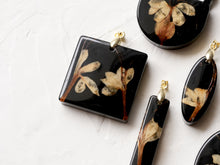 Load image into Gallery viewer, [RARE] Harlequin Glorybower Flower Pendant -3
