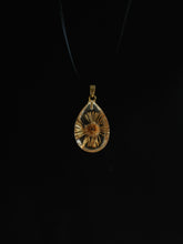 Load image into Gallery viewer, Himalayan Daisy Pendant -3
