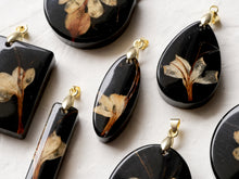 Load image into Gallery viewer, [RARE] Harlequin Glorybower Flower Pendant -8
