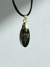 Load image into Gallery viewer, Grass Flower Pendant
