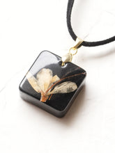 Load image into Gallery viewer, [RARE] Harlequin Glorybower Flower Pendant -4
