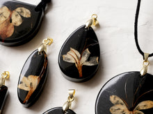 Load image into Gallery viewer, [RARE] Harlequin Glorybower Flower Pendant -9
