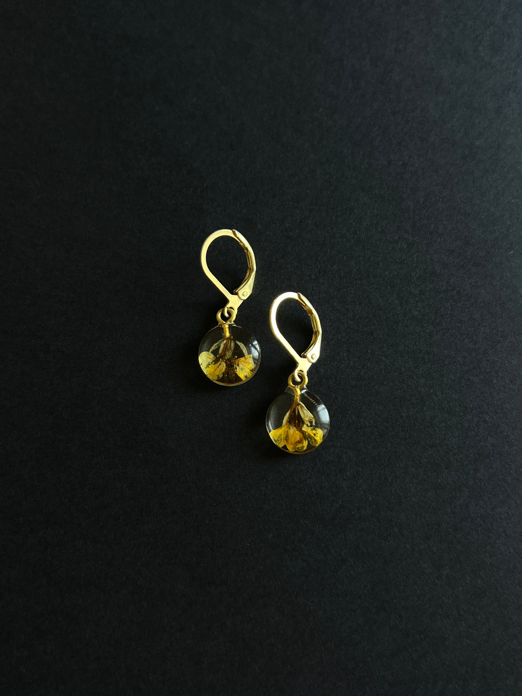 Sarso / Mustard Flower Huggie Earrings (Clear) -2