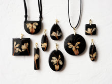 Load image into Gallery viewer, [RARE] Harlequin Glorybower Flower Pendant -3
