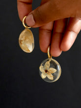 Load image into Gallery viewer, Solanum Flower Hoop Earrings -2
