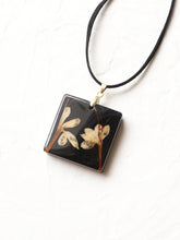 Load image into Gallery viewer, [RARE] Harlequin Glorybower Flower Pendant -3
