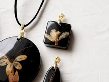 Load image into Gallery viewer, [RARE] Harlequin Glorybower Flower Pendant -4
