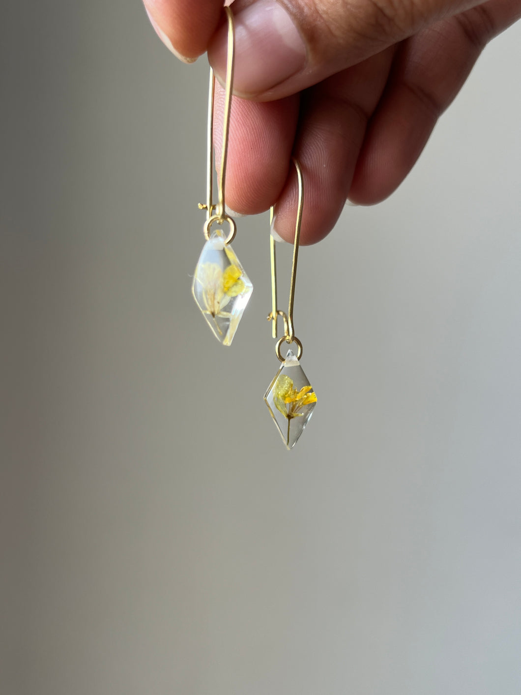 Sarso / Mustard Flower Kidney Hoop Earrings (Clear) -5