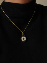 Load image into Gallery viewer, Himalayan Daisy Pendant -2
