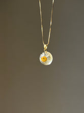 Load image into Gallery viewer, Himalayan Daisy Pendant -4
