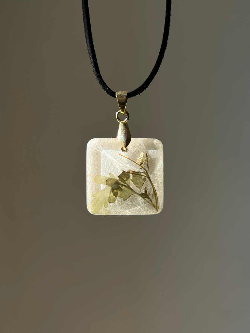 Wild Grass Flower Suede Cord Pendant -3