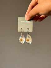 Load image into Gallery viewer, 925 Himalayan Daisy Earrings -2
