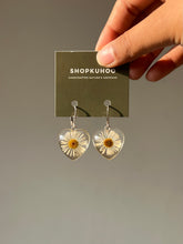 Load image into Gallery viewer, 925 Himalayan Daisy Earrings -4
