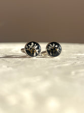 Load image into Gallery viewer, White Flower Cufflinks
